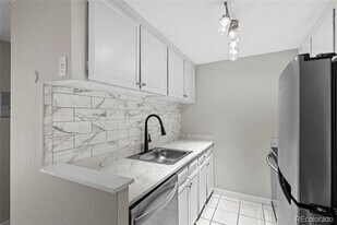 799 Dahlia St in Denver, CO - Building Photo