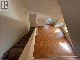 303 James St S in Hamilton, ON - Building Photo