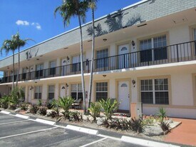 405 N Cypress Dr, Unit 0080 in Tequesta, FL - Building Photo