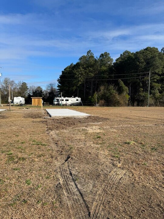 125 Philip Mcclung Ln in Wallace, NC - Building Photo
