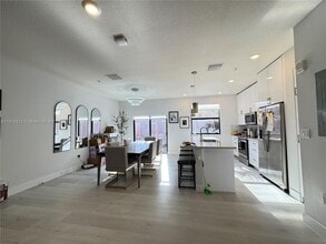 10413 NW 82nd St in Doral, FL - Foto de edificio - Building Photo