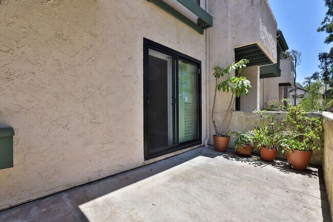 8750 Villa La Jolla Dr in San Diego, CA - Building Photo - Building Photo