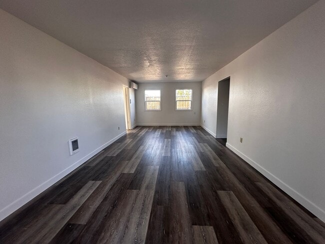 677 Main St E in Monmouth, OR - Building Photo - Building Photo