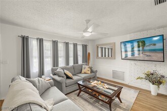 9808 Almetta Ave in Ft. Myers, FL - Foto de edificio - Building Photo