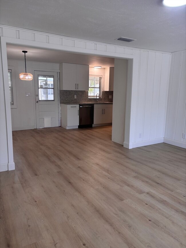 2472 NE Pine Ave in Jensen Beach, FL - Building Photo - Building Photo