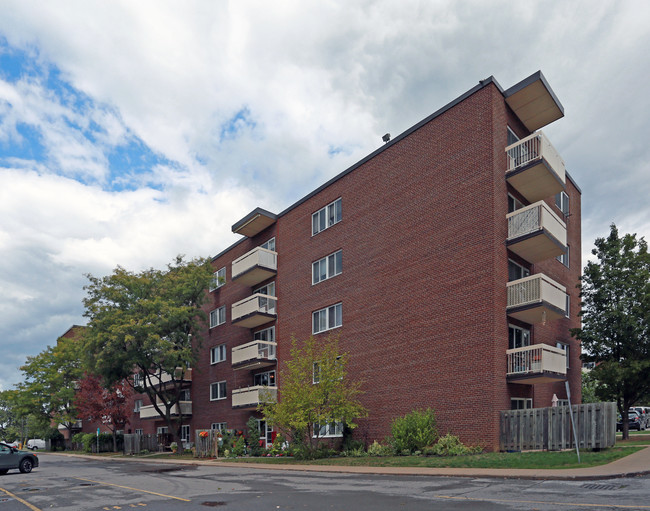 Scottview Gardens in St Catharines, ON - Building Photo - Primary Photo