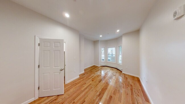 130 Putnam St in Boston, MA - Building Photo - Building Photo
