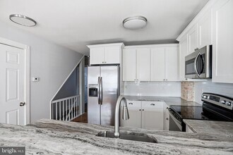 33 E Front St, Unit 2ND FL in Media, PA - Foto de edificio - Building Photo