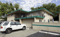 Camellia Apartments in Davis, CA - Foto de edificio - Building Photo