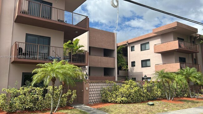 690 NE 123rd St-Unit -310 in North Miami, FL - Building Photo - Building Photo