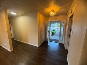 6690 Gloria Dr in Sacramento, CA - Building Photo - Building Photo