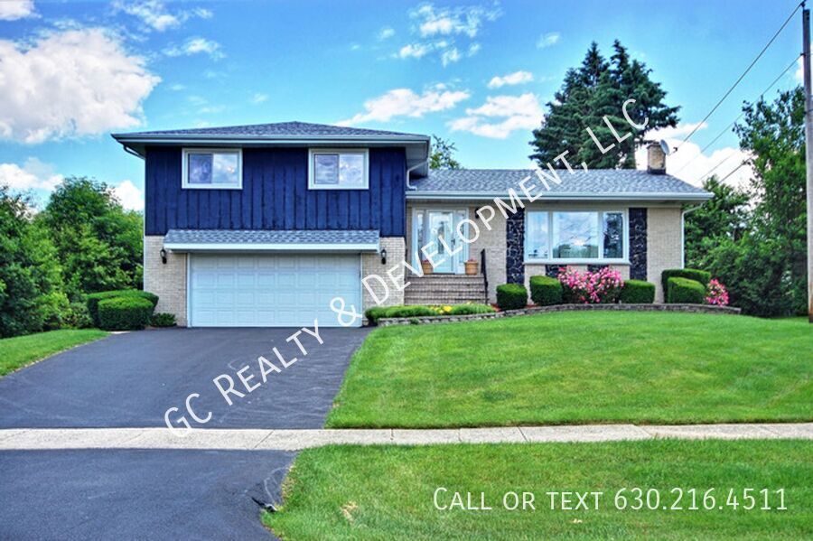 609 Pinecroft Dr in Roselle, IL - Building Photo