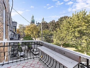 330-340 Du Square-Sir-George-Étienne-Cartier Rue in Montréal, QC - Building Photo - Building Photo