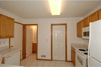 811 Burr Oaks Dr in West Des Moines, IA - Building Photo - Building Photo