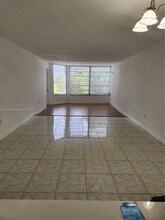 1401 NE 191st St-Unit -D309 in Miami, FL - Building Photo - Building Photo