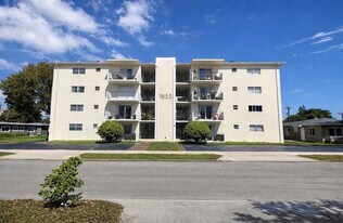 1855 Plunkett St in Hollywood, FL - Building Photo