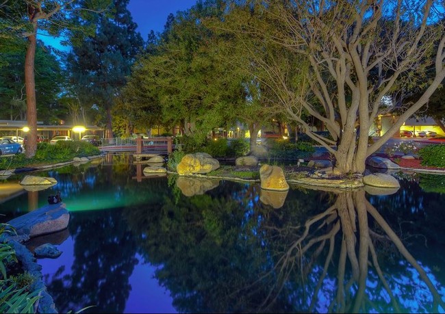 LAKE DIANNE in Santa Ana, CA - Foto de edificio - Building Photo