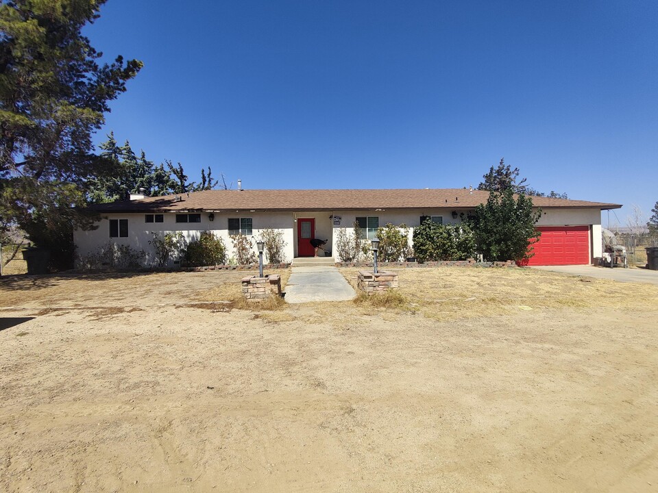 8043 Mojave-Tropico Rd in Mojave, CA - Building Photo