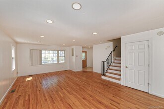 16 Inwood Rd in Port Washington, NY - Building Photo - Building Photo