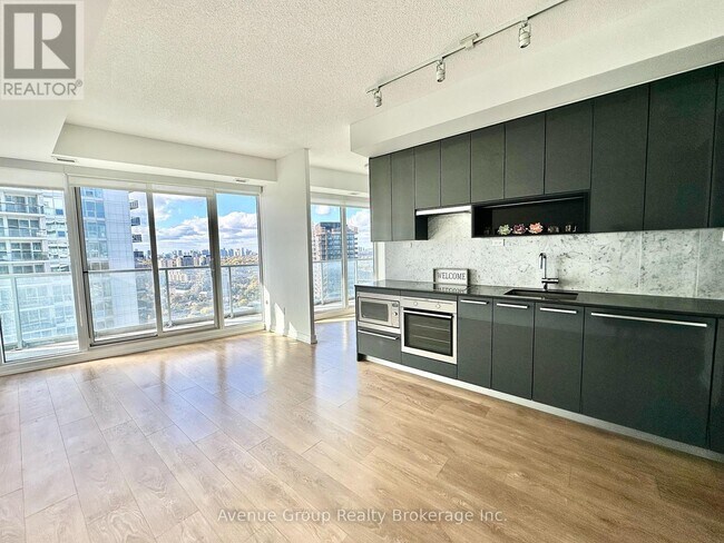 115 McMahon Dr in Toronto, ON - Building Photo - Building Photo