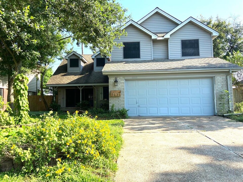 3431 Southdown Dr in Pearland, TX - Building Photo