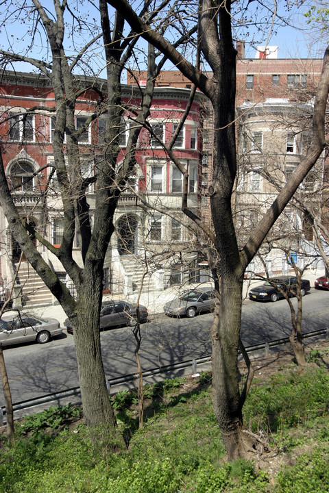 867 Riverside Dr in New York, NY - Building Photo