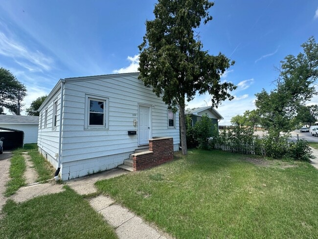 1102 6th St SW in Minot, ND - Building Photo - Building Photo