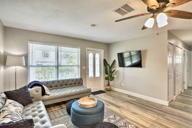 7976 Shadow Run Dr in Largo, FL - Foto de edificio - Building Photo