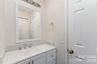 1101 E Morehead St in Charlotte, NC - Building Photo - Building Photo