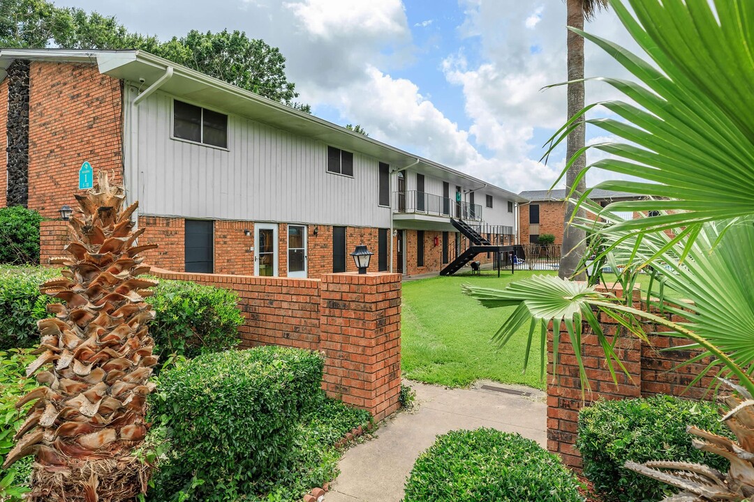 Greenbriar Apartment Homes in El Campo, TX - Building Photo