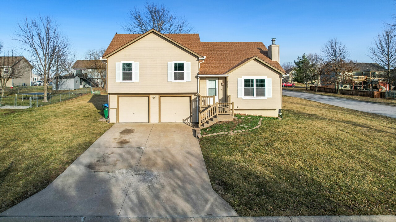 21917 S Murphy Ln in Peculiar, MO - Building Photo