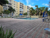 900 NE 12th Ave in Hallandale Beach, FL - Building Photo - Building Photo