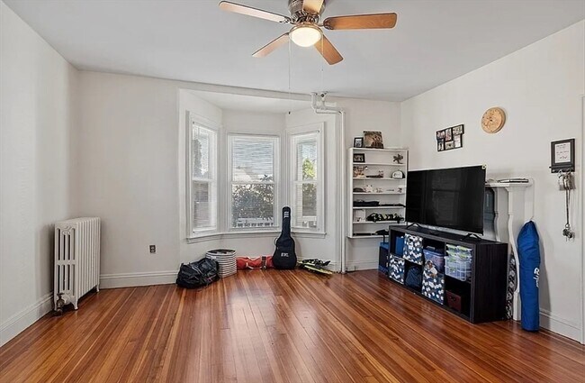 19 Canal St, Unit #2 in Medford, MA - Foto de edificio - Building Photo