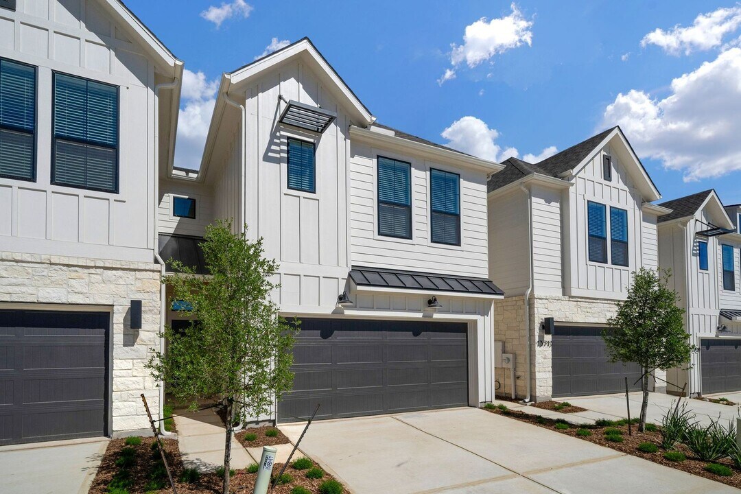 13717 Giovannis Gdn in San Antonio, TX - Building Photo