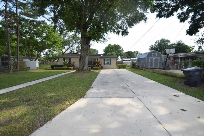 520 Oakland Rd in Auburndale, FL - Foto de edificio - Building Photo