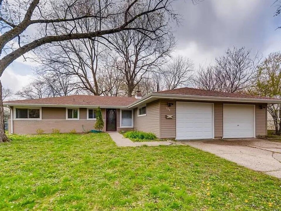 124 Wareham Ln in Schaumburg, IL - Building Photo