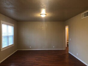 7902 Clinton Ave in Kingsburg, CA - Building Photo - Building Photo