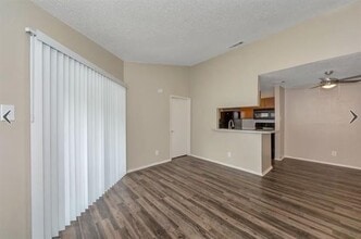 11050 Woodmeadow Pkwy in Dallas, TX - Building Photo - Building Photo