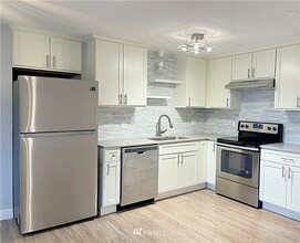 17110 NE 45th St in Redmond, WA - Building Photo - Building Photo