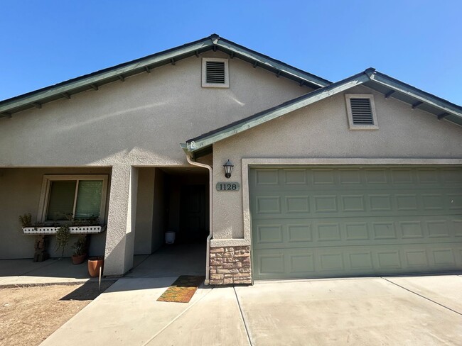 1128 E Vine Ct in Visalia, CA - Building Photo - Building Photo