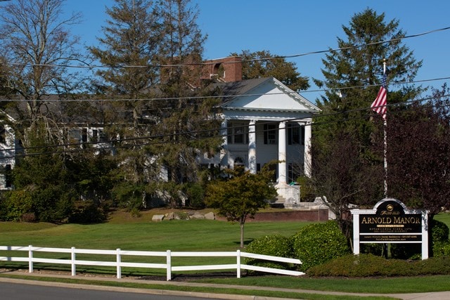 Fairfield Arnold Manor At West Islip in West Islip, NY - Foto de edificio