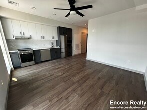 80 Rugg Rd in Boston, MA - Foto de edificio - Building Photo