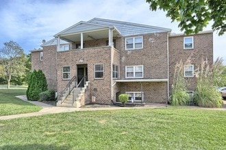 Laura Acres in Harrisburg, PA - Foto de edificio - Building Photo