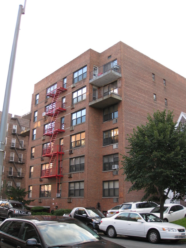 11146 76th Dr in Forest Hills, NY - Building Photo - Building Photo