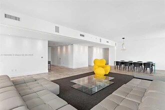 650 NE 32nd St, Unit #PENTHOUSE 5201 in Miami, FL - Building Photo - Building Photo