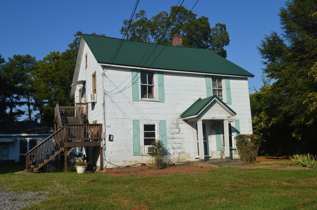 247 N Main St in Troutman, NC - Building Photo