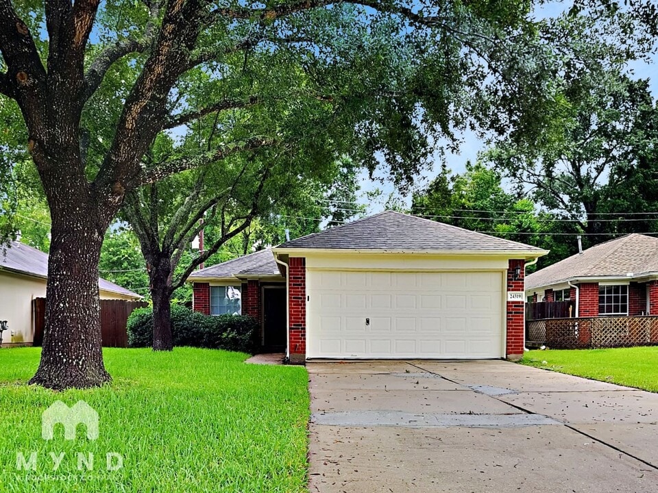 24319 Strong Pine Dr in Huffman, TX - Building Photo