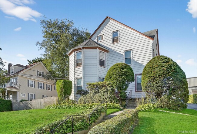 81 Woodland Ave in New Rochelle, NY - Foto de edificio - Building Photo