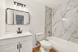 Lakeside Condominiums in Lauderdale Lakes, FL - Foto de edificio - Building Photo