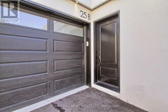 25 Knowles Crescent in Aurora, ON - Building Photo - Building Photo